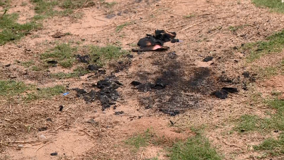Restos de carvão ainda estavam no local onde aconteceu o acidente com a churrasqueira em Aracruz, no Norte do Espírito Santo — Foto: Reprodução/TV Gazeta