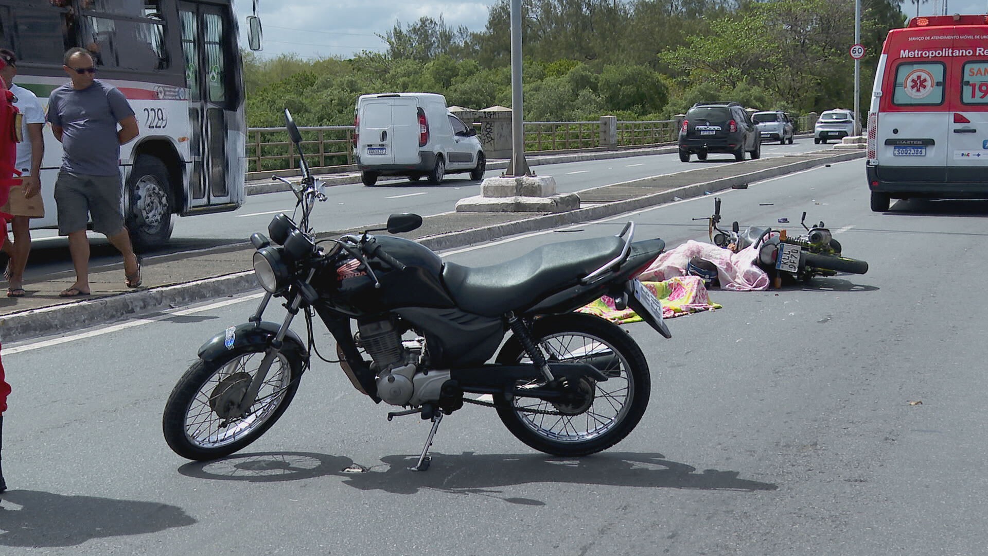 Adolescente de 16 anos e namorado morrem após ônibus bater em moto em ponte no Recife