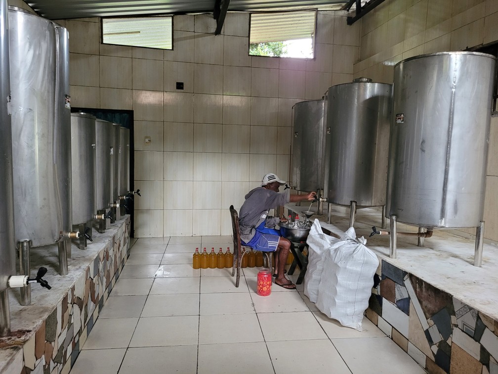 Produção de licor em Cachoeira se modernizou ao longo dos últimos anos — Foto: Eric Luis Carvalho/g1