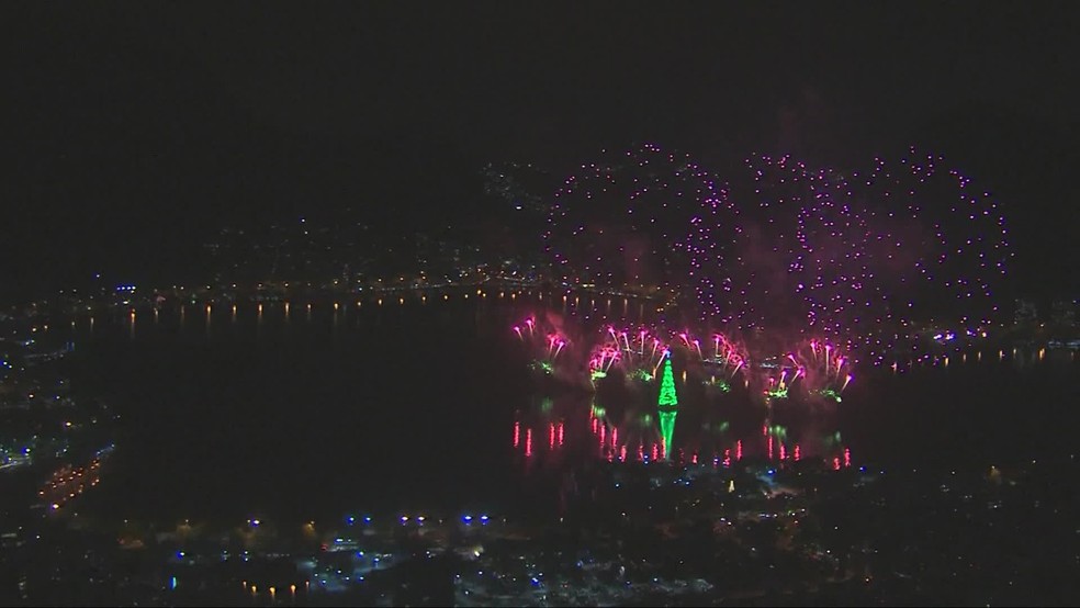 Vista aérea mostra o momento em que a árvore foi acesa sob a explosão de fogos de artifício que coloriram a Lagoa Rodrigo de Freitas — Foto: TVGlobo