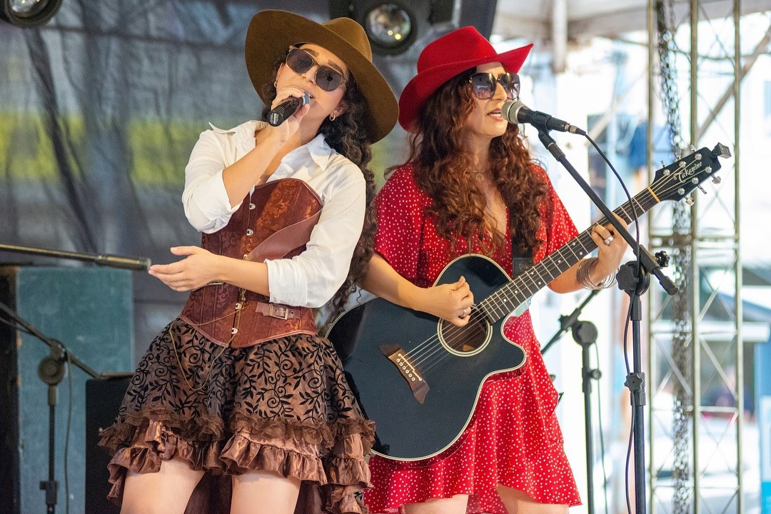 Do country à moda de viola: mãe brasileira e filha estadunidense formam dupla musical a partir de sonho do avô 