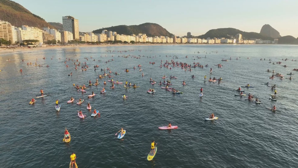 Praticantes de stand up paddle em Copacabana — Foto: Josué Luz/ TV Globo