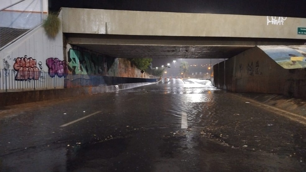 Trecho da Avenida Nações Unidas alagou temporariamente em Bauru (SP) — Foto: Defesa Civil/Divulgação