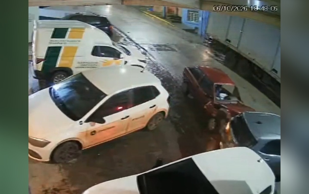 Vídeo mostra momento que motorista perde o controle da direção e bate em sete veículos em Itapeva