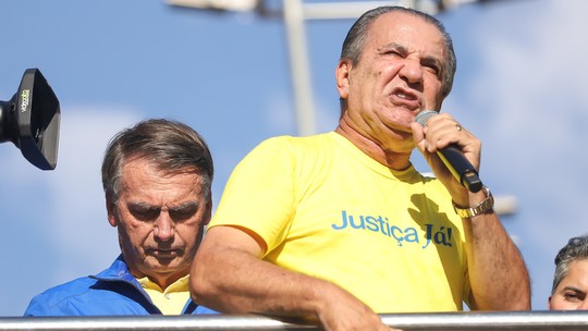 PF indicia Jair e Eduardo Bolsonaro por coação na ação penal do golpe e faz buscas contra o pastor Silas Malafaia