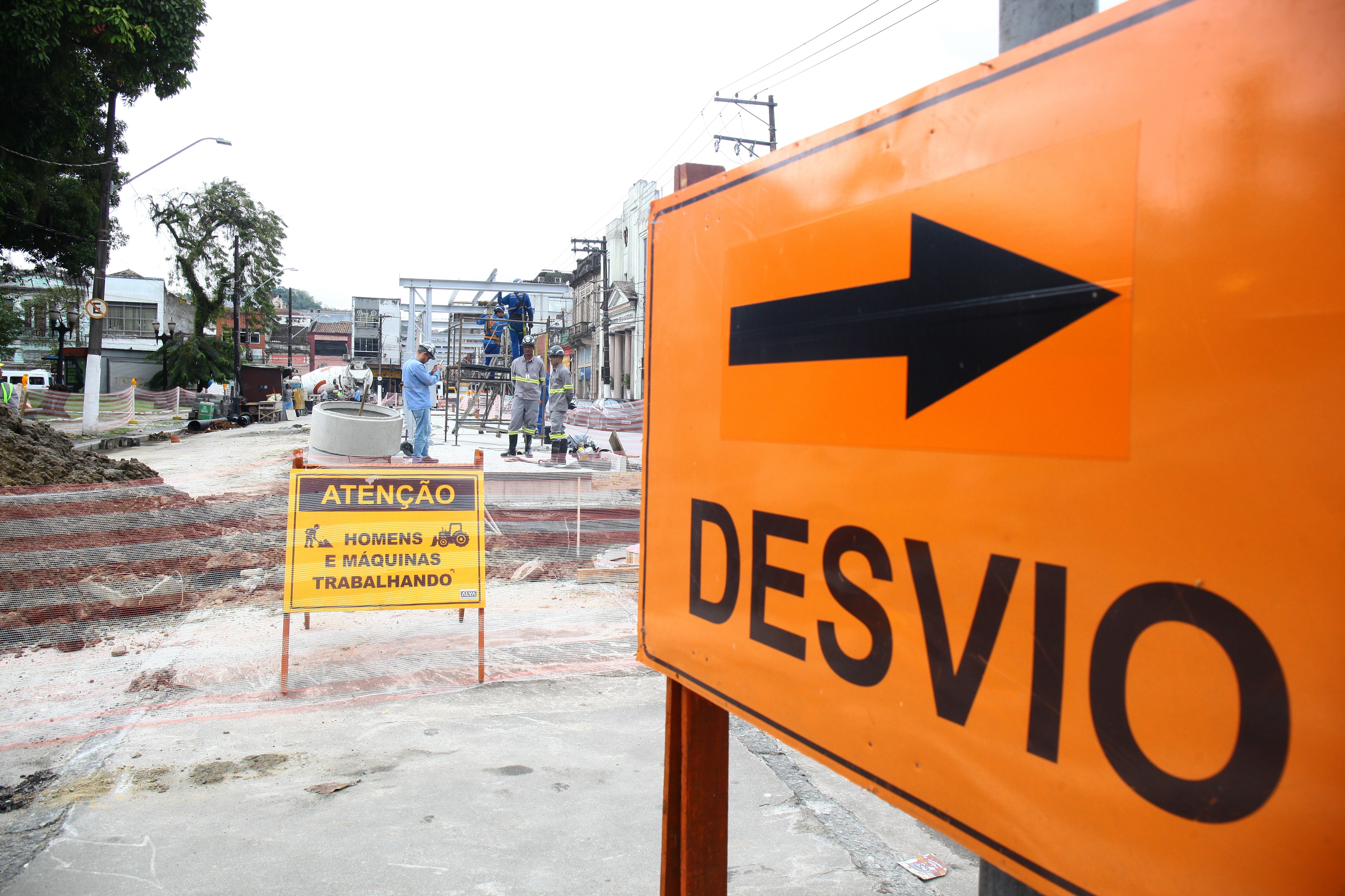 Pavimentação em obras do VLT interdita vias e altera trajeto de ônibus em Santos; veja as alternativas