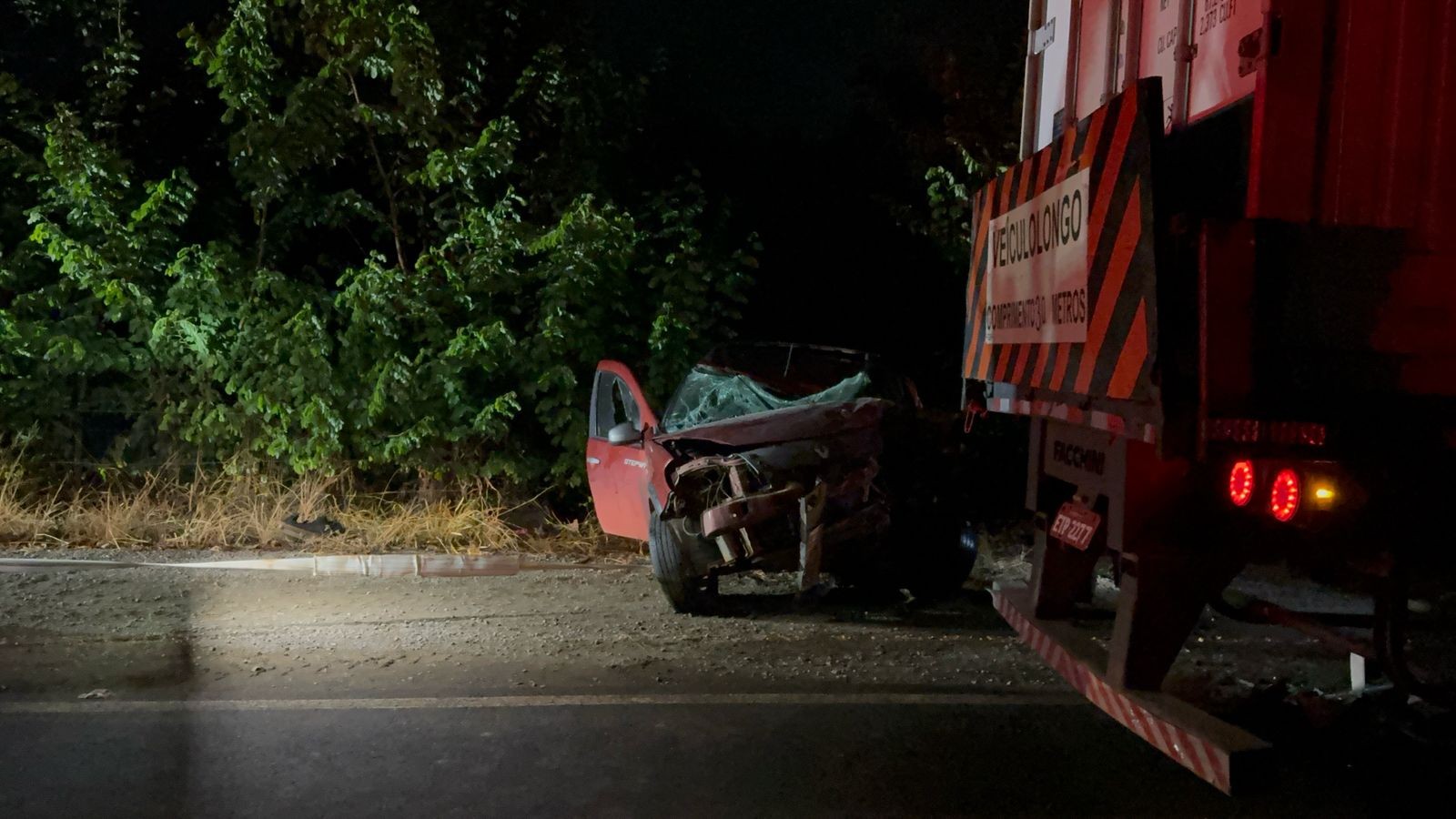 Acidente entre carro e carreta bitrem provoca morte em rodovia de Avaré