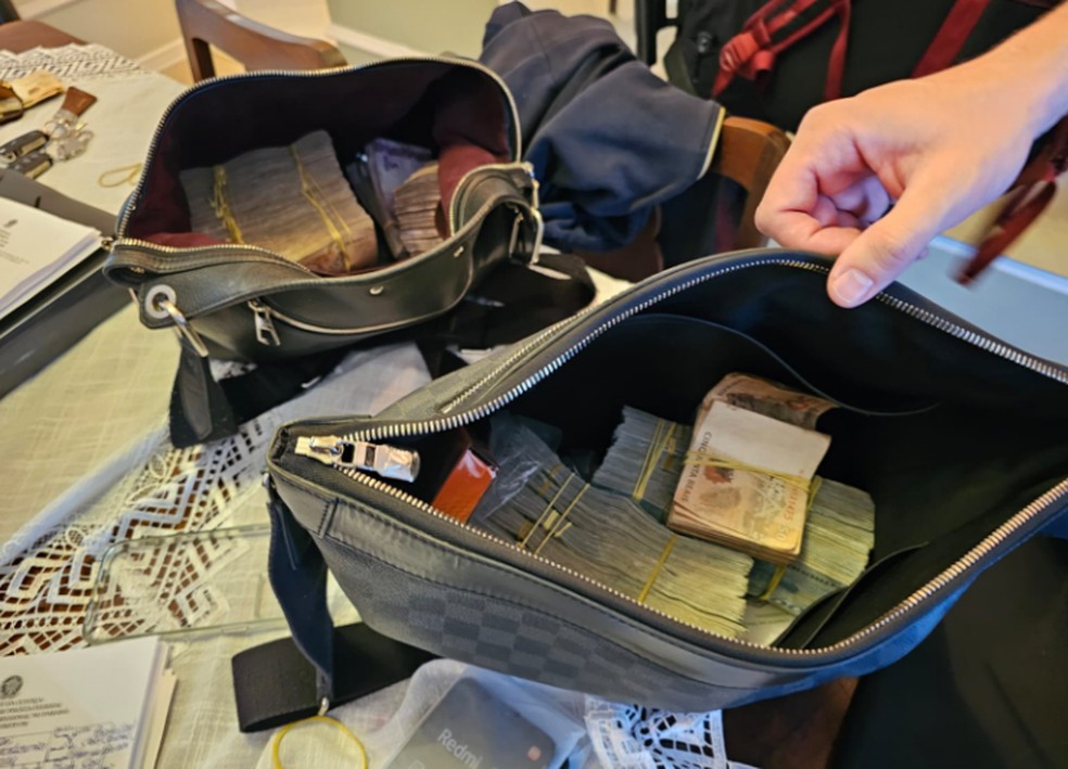 PF cumpre mandados em operação contra lavagem de dinheiro e tráfico de drogas no Paraná; dois homens foram presos — Foto: PF