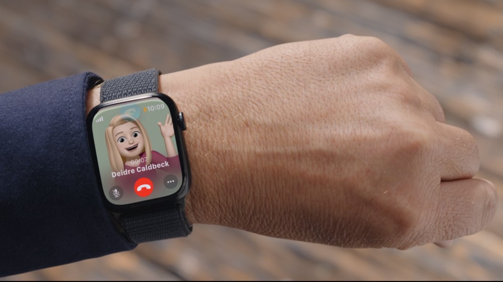Novo Apple Watch permite realizar funções apertando os dedos duas vezes — Foto: Reprodução / Apple