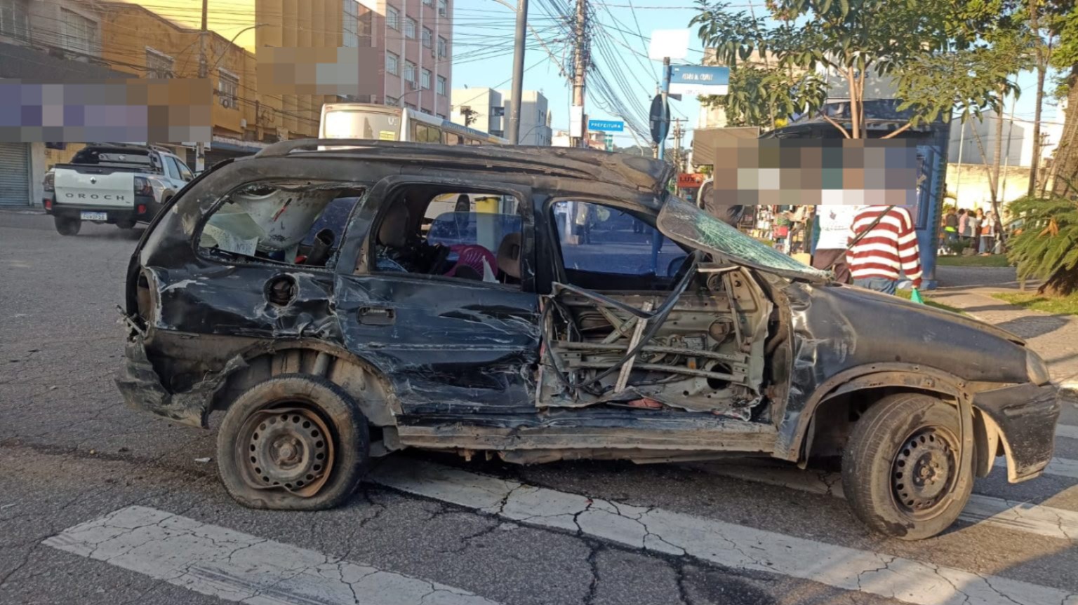 Acidente entre carro e ônibus deixa homem ferido em Volta Re