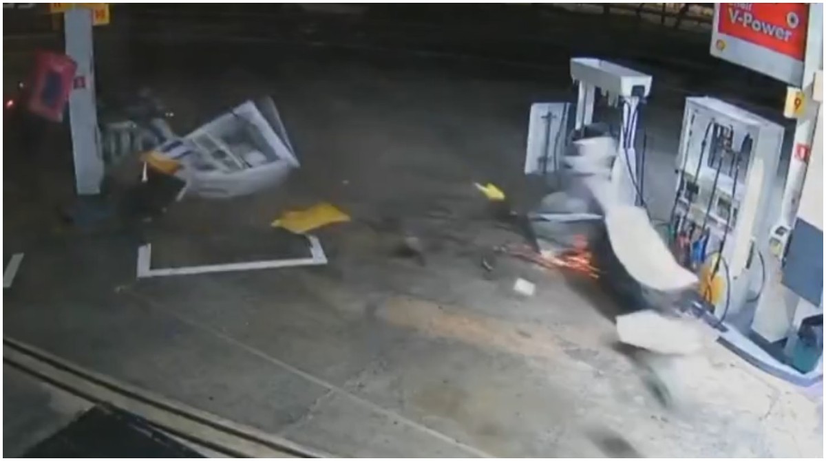 VÍDEO: Carro perde controle, invade posto de combustível e arranca bombas de gasolina na Zona Sul de SP