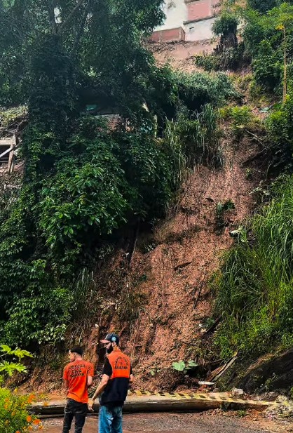 Chuva provoca queda de casa e deixa nove desalojados em Paracambi
