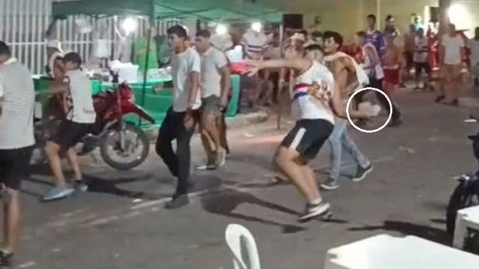 Torcedores do Fortaleza Esporte Clube se armaram com pedras, garradas e madeiras durante briga na saída da Arena Castelão. — Foto: Reprodução