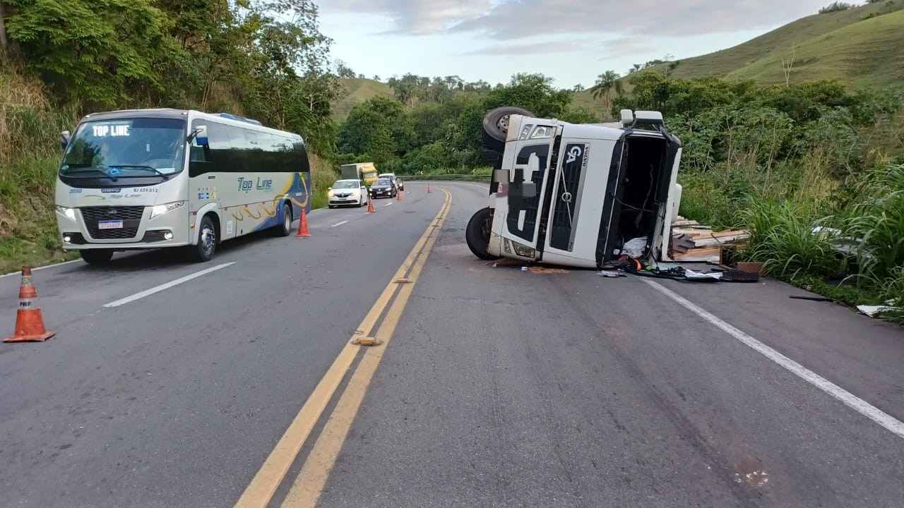 Carreta tomba na BR-393, em Barra do Piraí