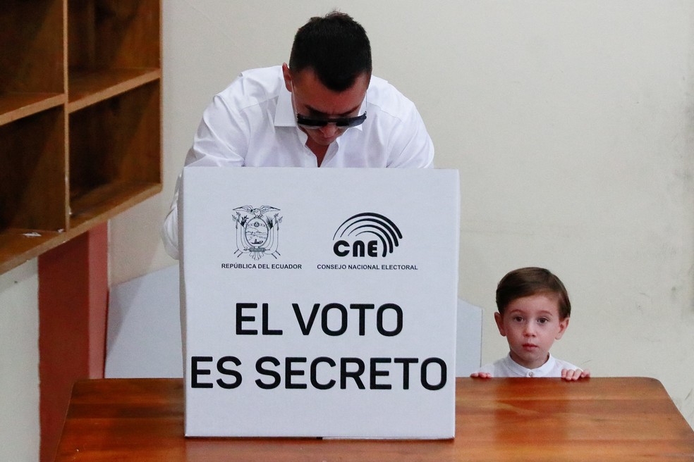 O presidente do Equador e candidato à reeleição, Daniel Noboa, vota durante a eleição, em Olon, Equador, em 9 de fevereiro de 2025. — Foto: REUTERS/Henry Romero