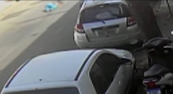 Criança é atropelada por carro e motorista foge sem prestar socorro em Limeira; VÍDEO 