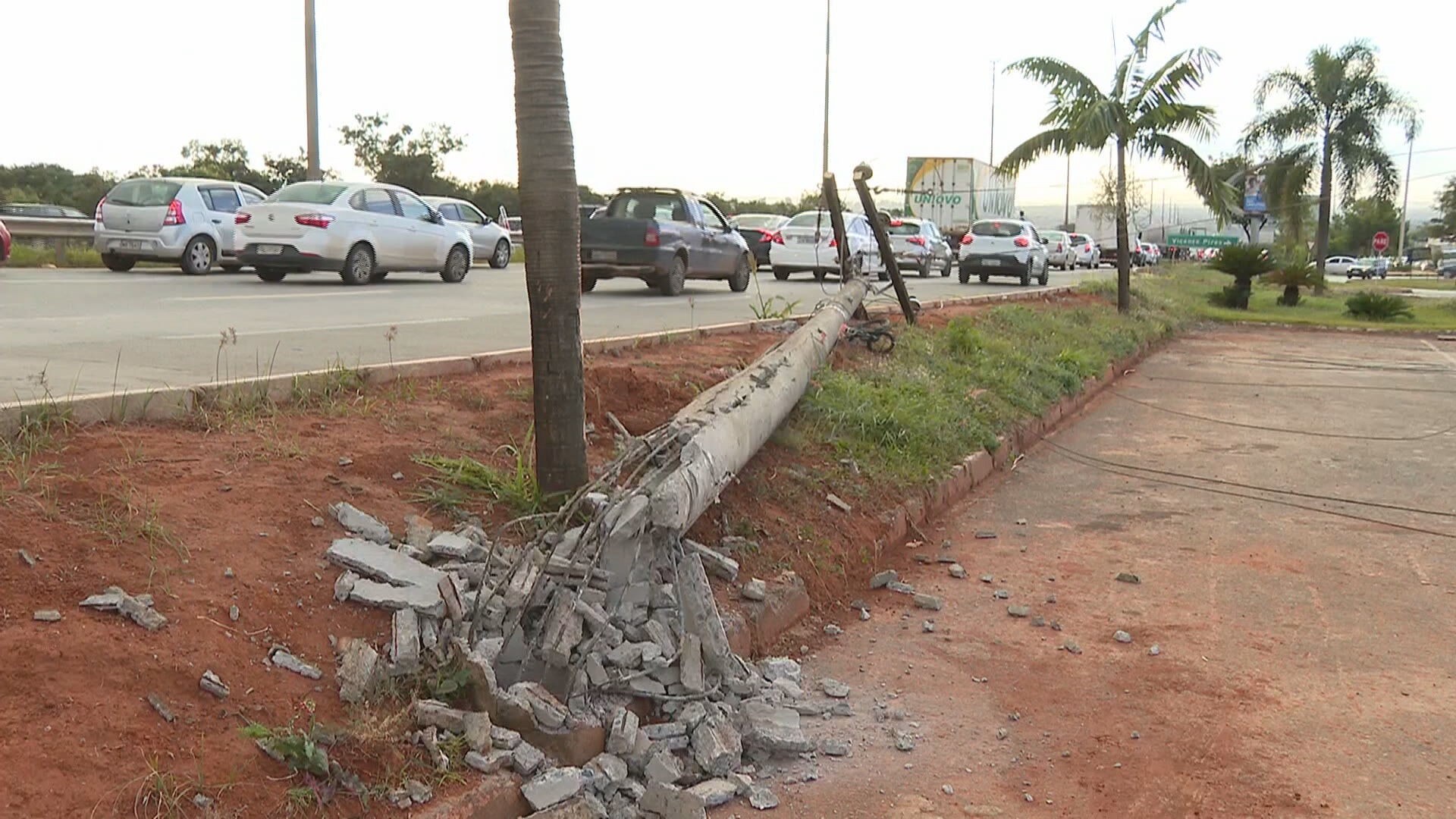 VÍDEO: motorista dá ré, derruba poste e fios de energia atingem motociclista; vítima está em estado grave