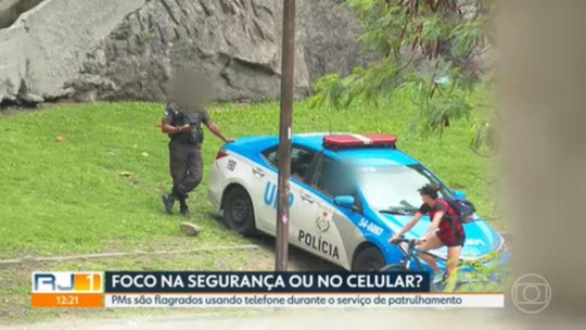 Policiais militares são flagrados mexendo no celular e desatentos durante serviço nas ruas do Rio - Programa: RJ1 