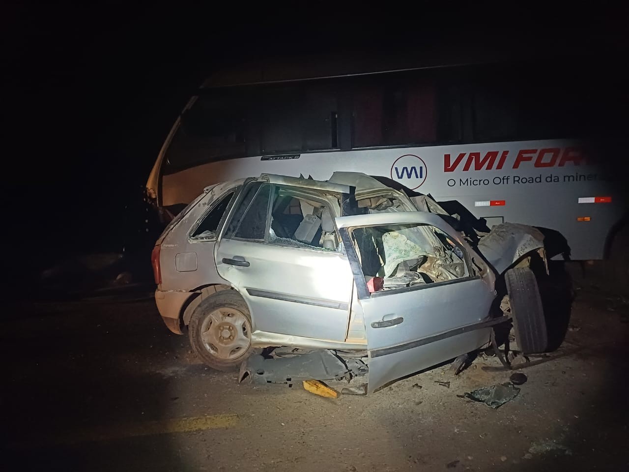 Dois homens morrem em acidente entre carro e micro-ônibus na BR-155, no sudeste do Pará