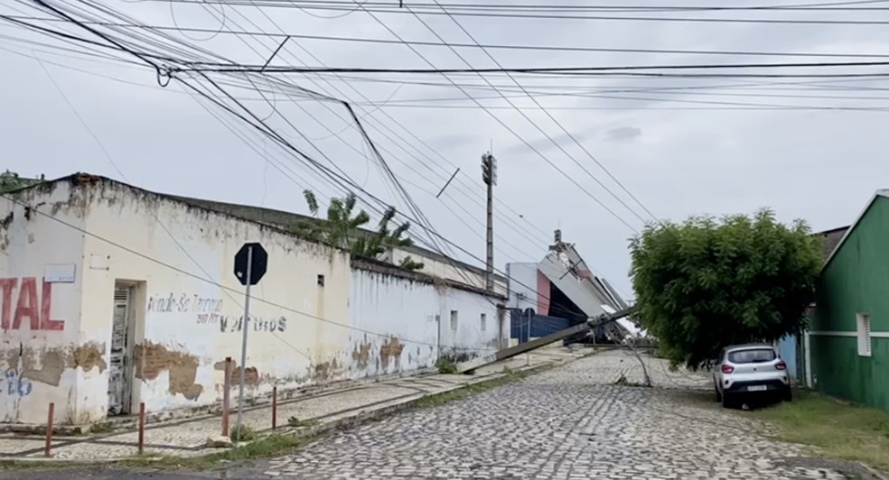 Estrutura metálica do estádio Nogueirão desaba após chuva em Mossoró — Foto: Pedro Hugo/Inter TV Costa Branca