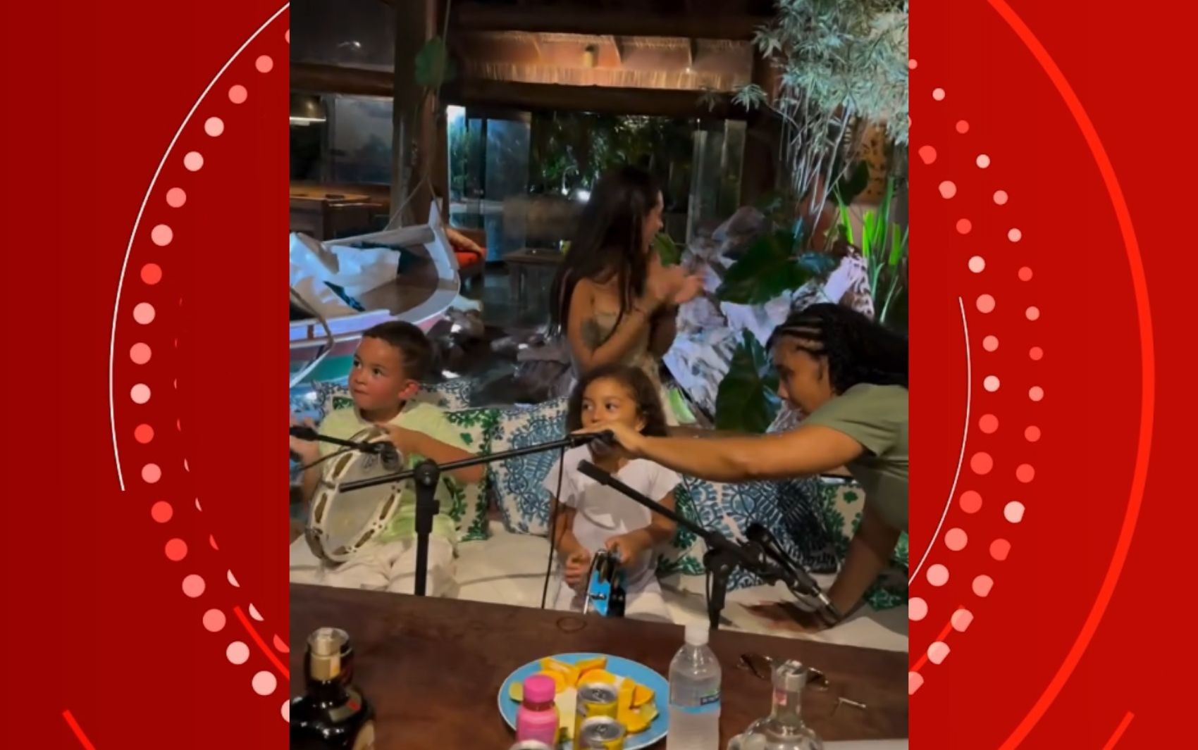 Filha de Léo Santana e Lore Improta improvisa show com banda mirim