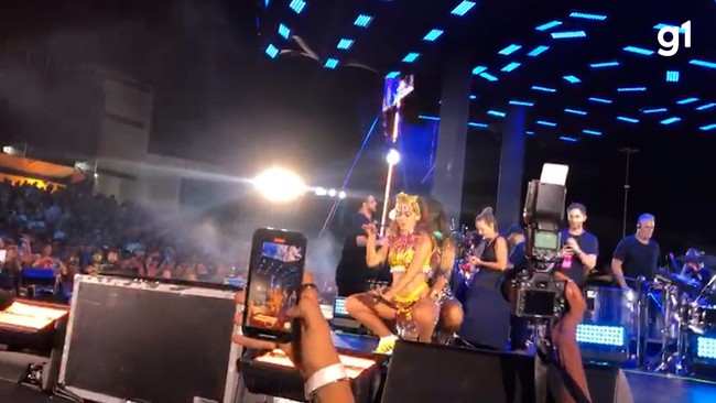 Cantoras Anitta e Ivete Sangalo descem at o cho danando juntas em show na Bahia