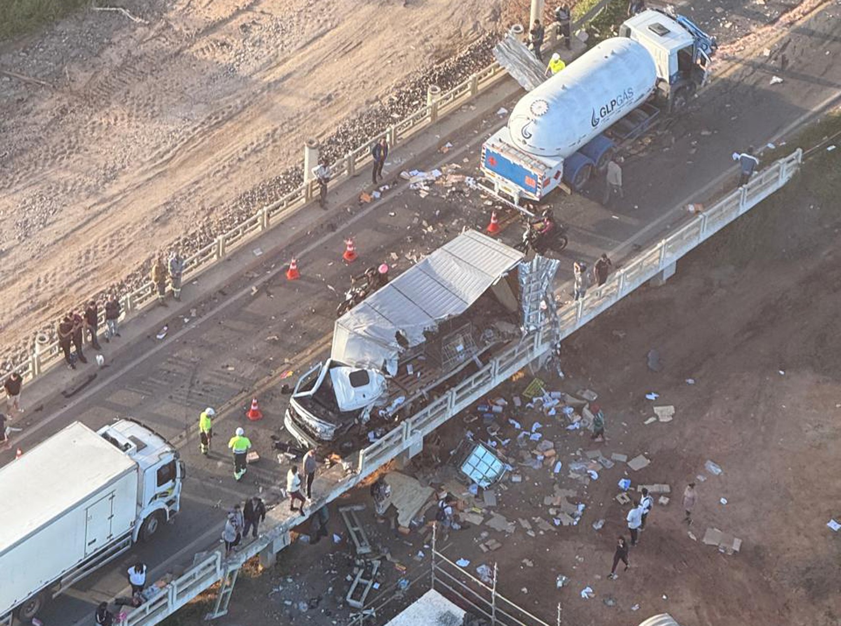 Acidente interdita os dois sentidos da Magé-Manilha e deixa caminhão-baú completamente destruído