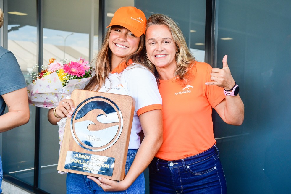 A bicampeã Luna Hardman posa com a mãe, Neymara Carvalho — Foto: Divulgação
