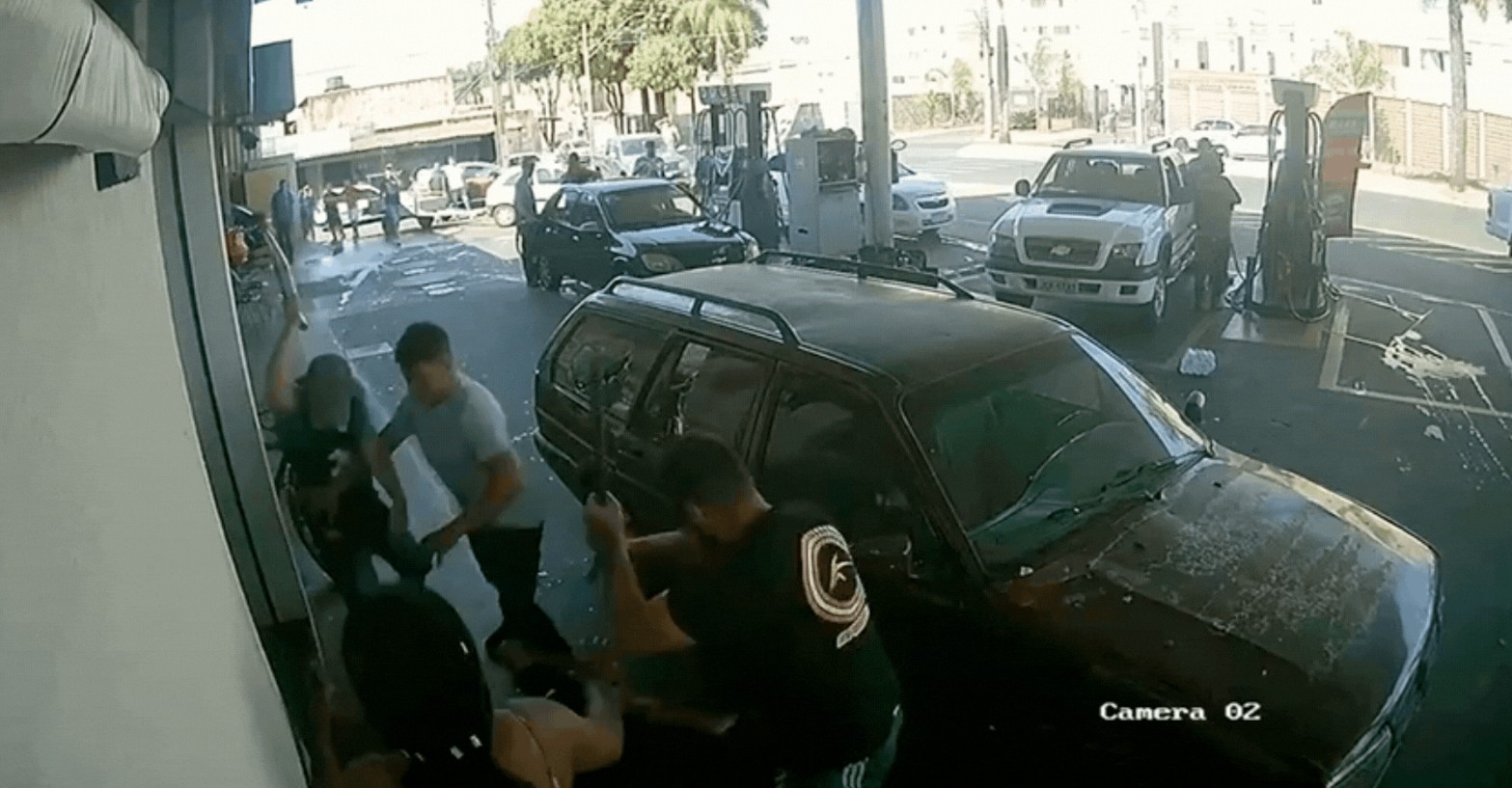 VÍDEO: Homem é espancado com barras de ferro em posto de combustíveis no Bairro Tocantins em Uberlândia