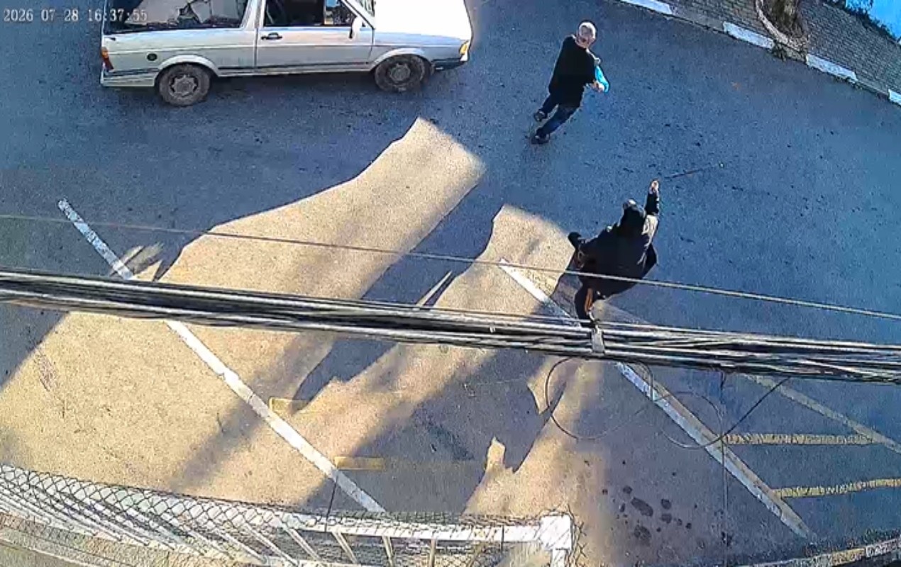 VÍDEO: homem fica ferido após ser atacado por dupla ao buscar a neta na escola no interior de SP