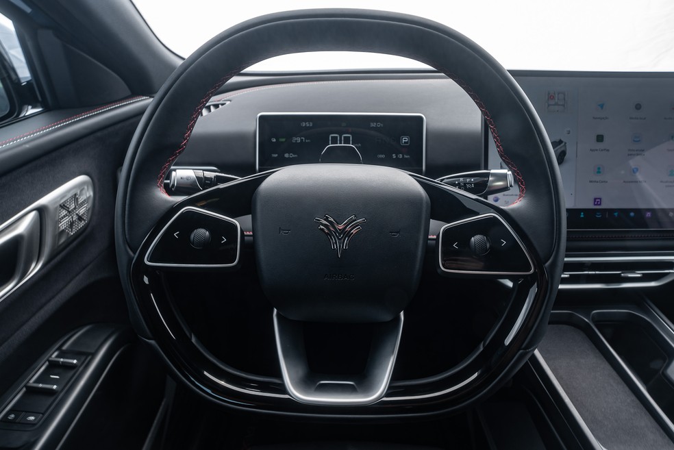 Volante do Neta X não oferece controles, como de piloto automátivo adaptativo — Foto: Fábio Tito/g1