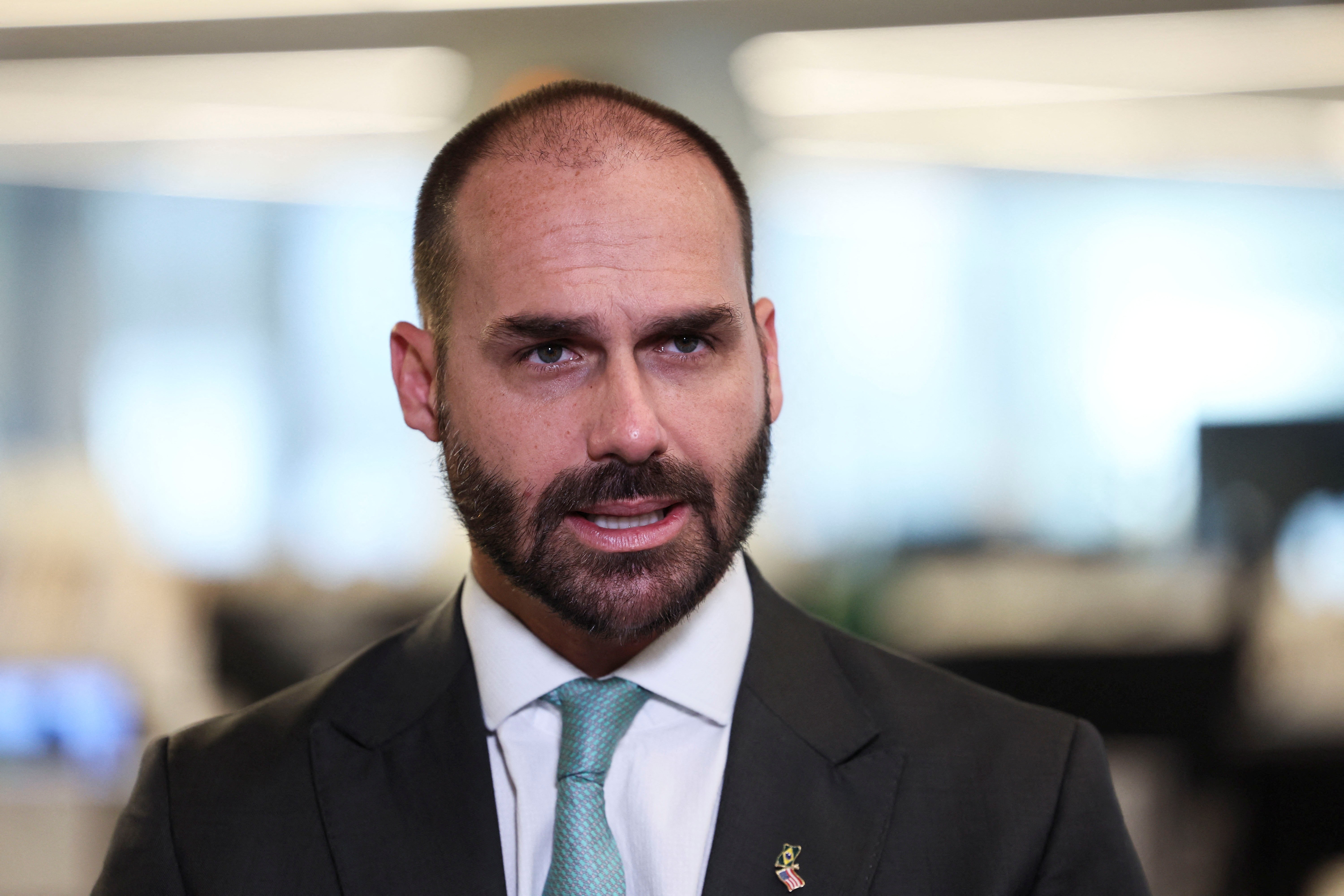 Eduardo Bolsonaro diz ter recebido insultos e troca de número de celular após vazamento de contato