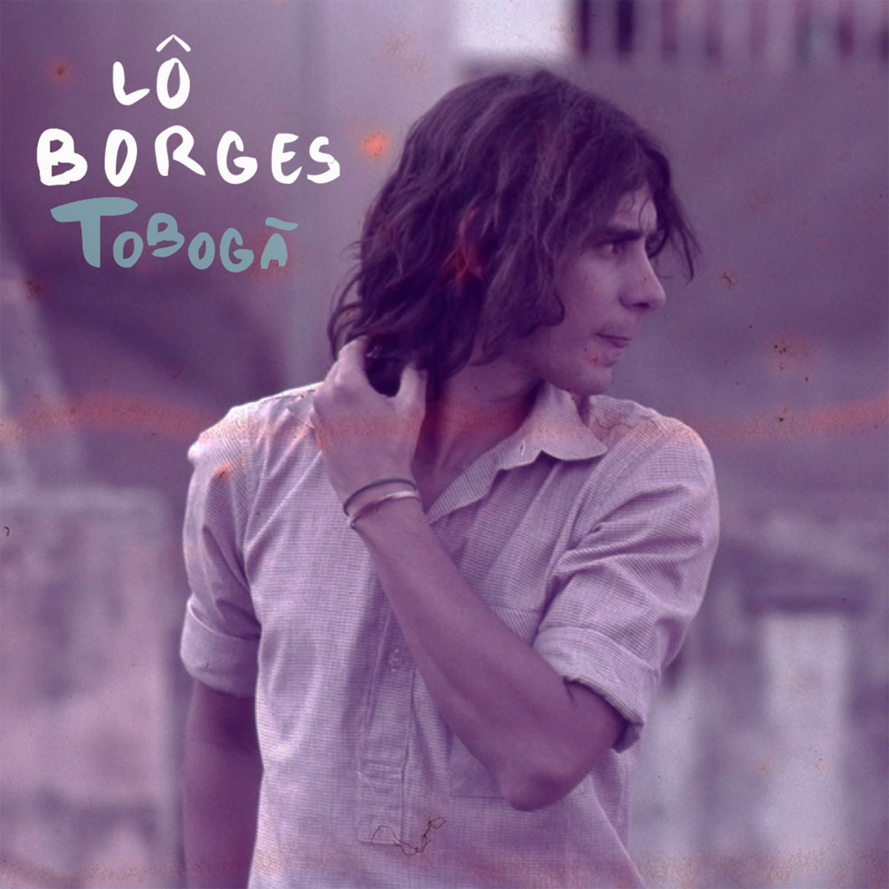 Lô Borges se mostra jovem, em foto de Cafi, na capa do álbum autoral ‘Tobogã’