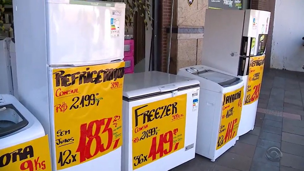Eletrodomésticos a venda em loja de Porto Alegre — Foto: Reprodução/RBS TV