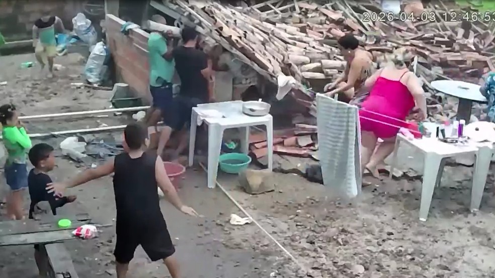 Familiares ajudaram a retirar vítimas. — Foto: Imagens cedidas por Wanderson Lima.