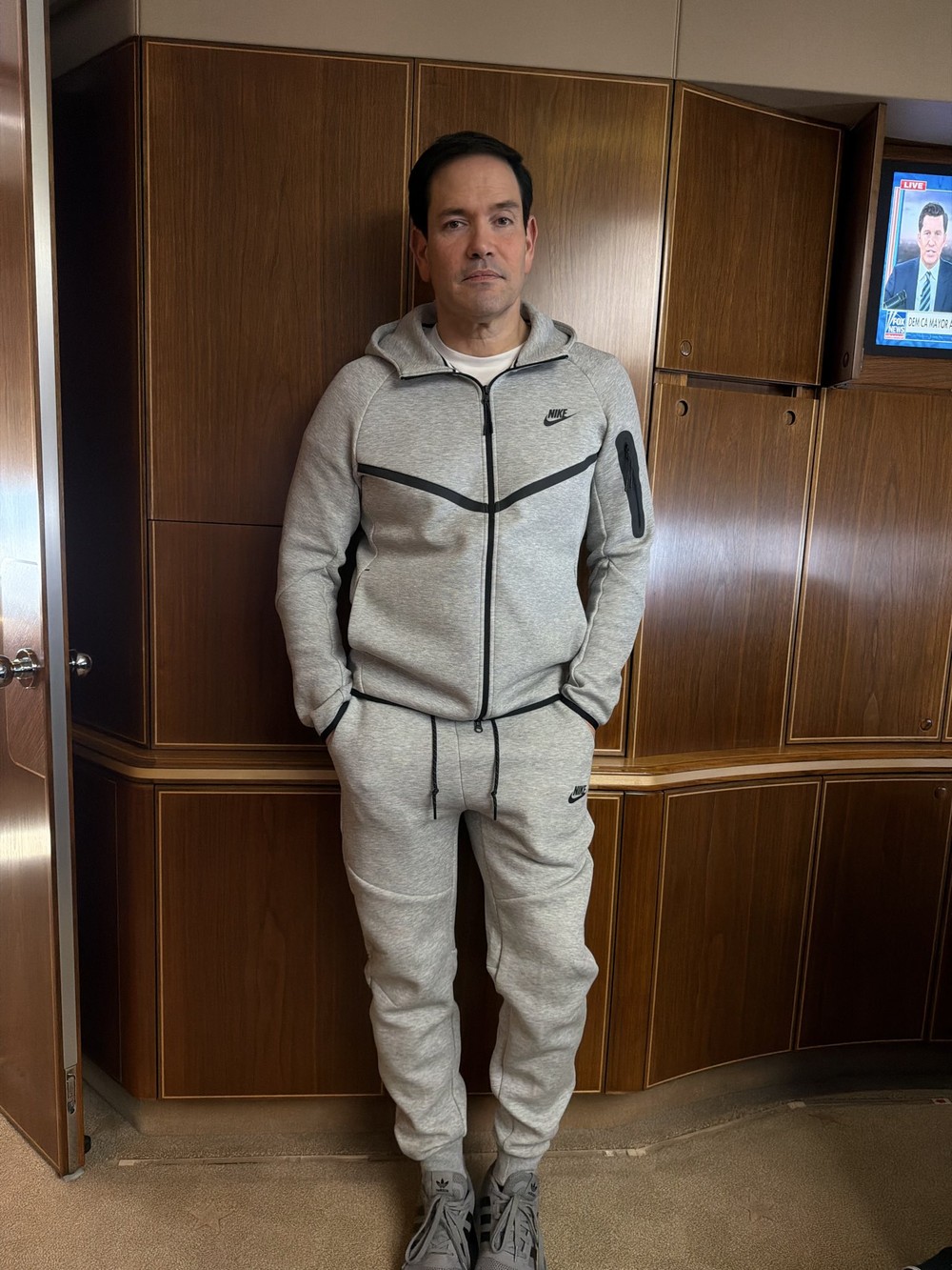 Diretor de comunicações da Casa Branca destaca semelhança entre roupas de Marco Rubio e Nicolás Maduro