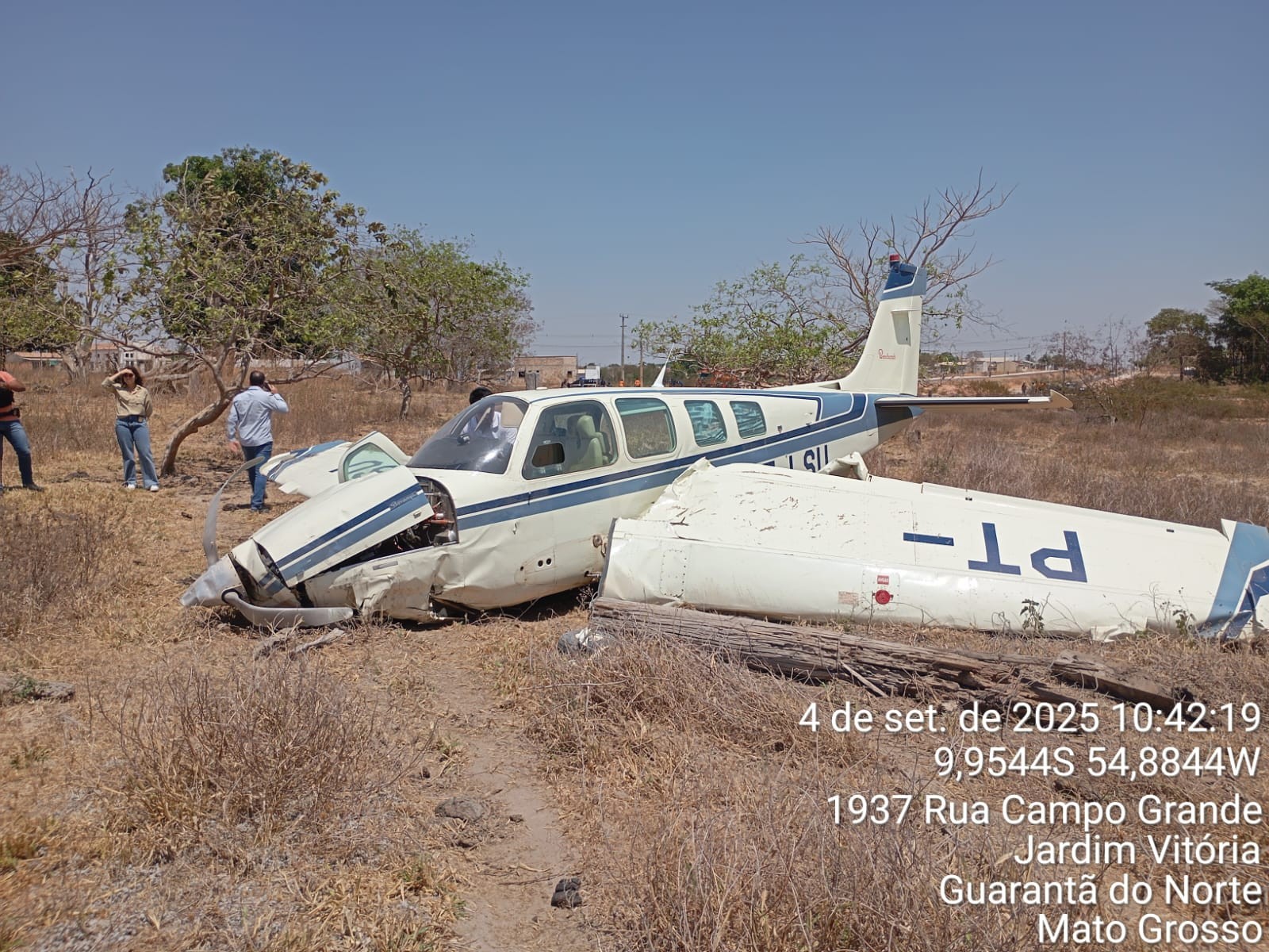 Avião de pequeno porte que transportava mulher grávida de 29 anos cai perto da pista em MT