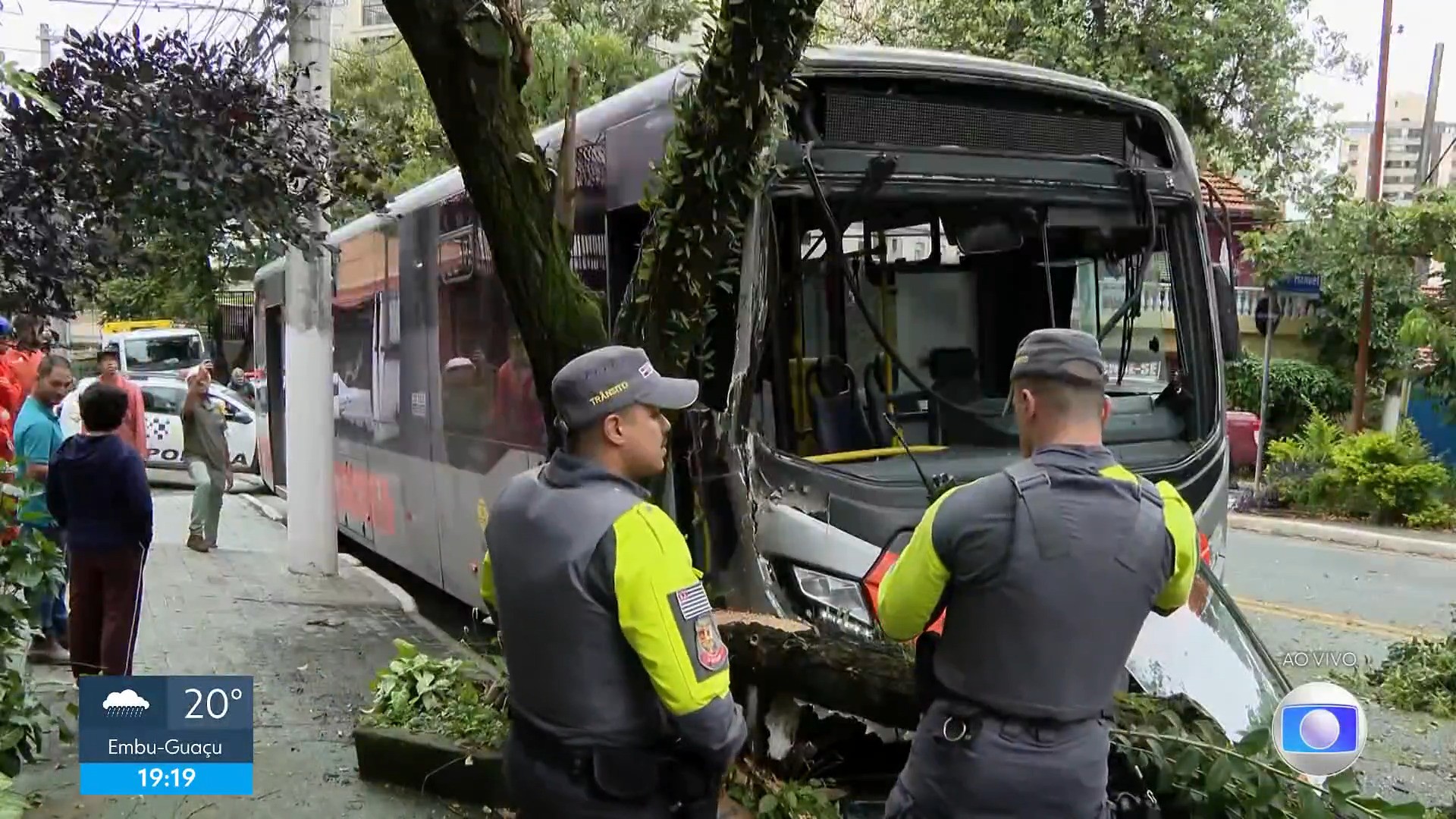 VÍDEO: ônibus bate em árvore em deixa 6 feridos na Zona Oeste de SP