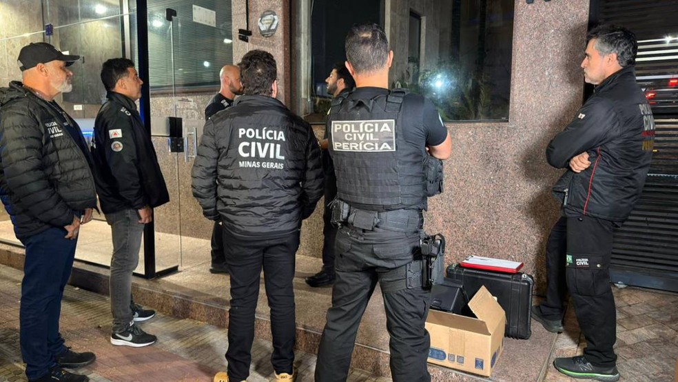 Policiais civil fazem nova perícia em apartamento onde casal foi encontrado morto — Foto: Reprodução/TV Globo