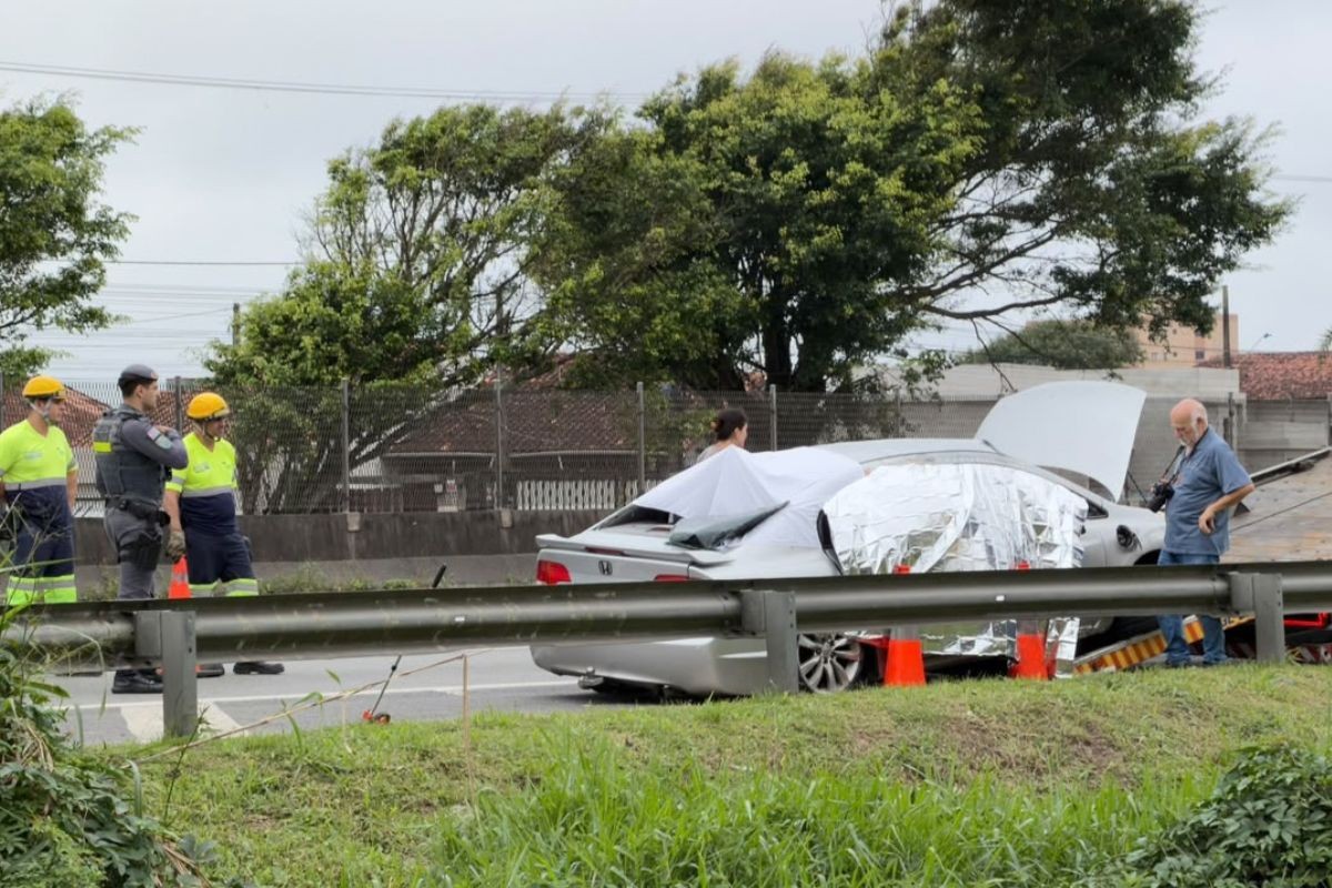Menina de 2 anos morre após pneu de carro estourar e veículo capotar em rodovia do litoral de SP