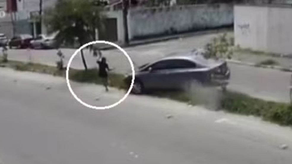 Carro desgovernado atropelou pedestre e bateu de frente com Fusca em avenida de Fortaleza — Foto: TV Verdes Mares/Reprodução