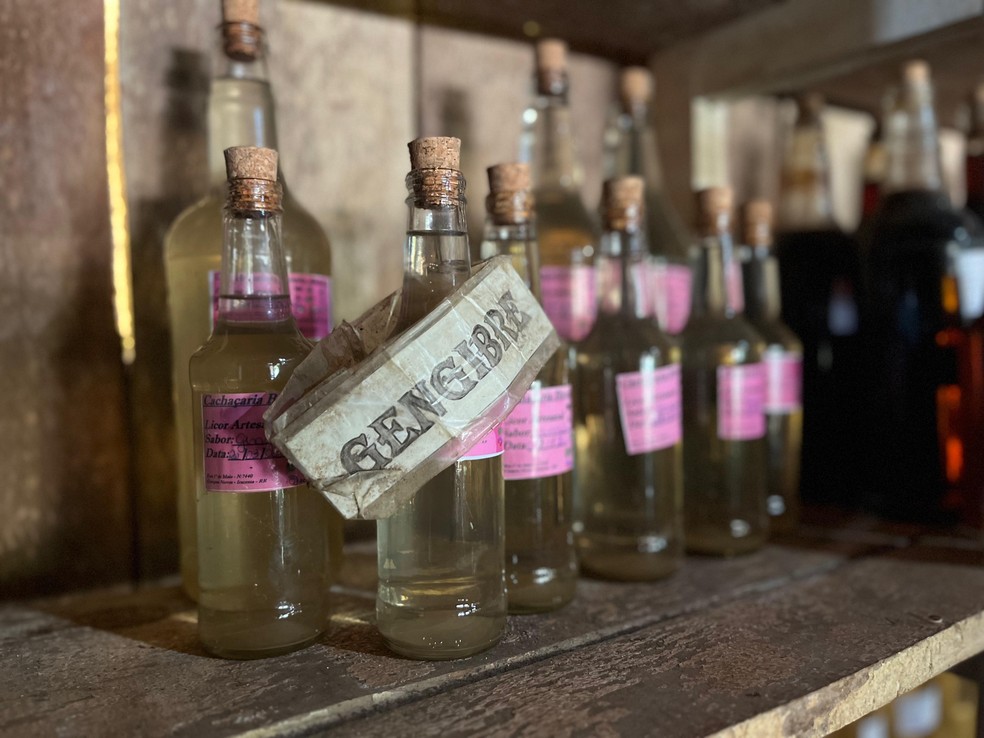 Licor de gengibre, conhecido como 'viagra de Campos Novos' vendido por Eunides. — Foto: Yara Ramalho/g1 RR