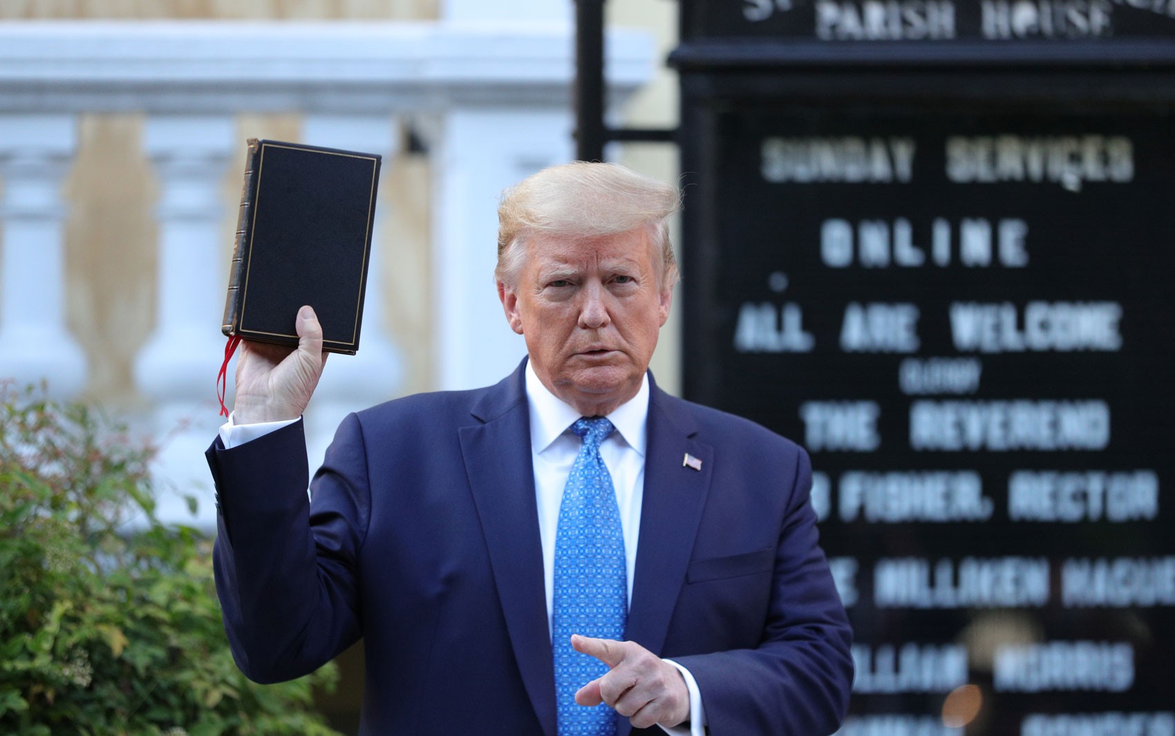 Em nova diretriz, governo Trump autoriza uso de crucifixos e ‘evangelização’ no serviço público