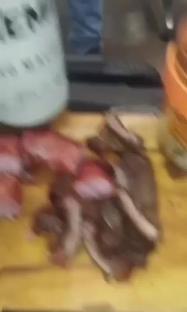 Homem faz churrasco improvisado na sala de embarque da Rodoviria de Belo Horizonte