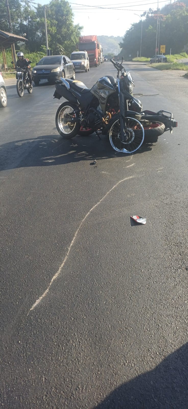 Acidente entre motos deixa três feridos na BR-393, em Volta Redonda