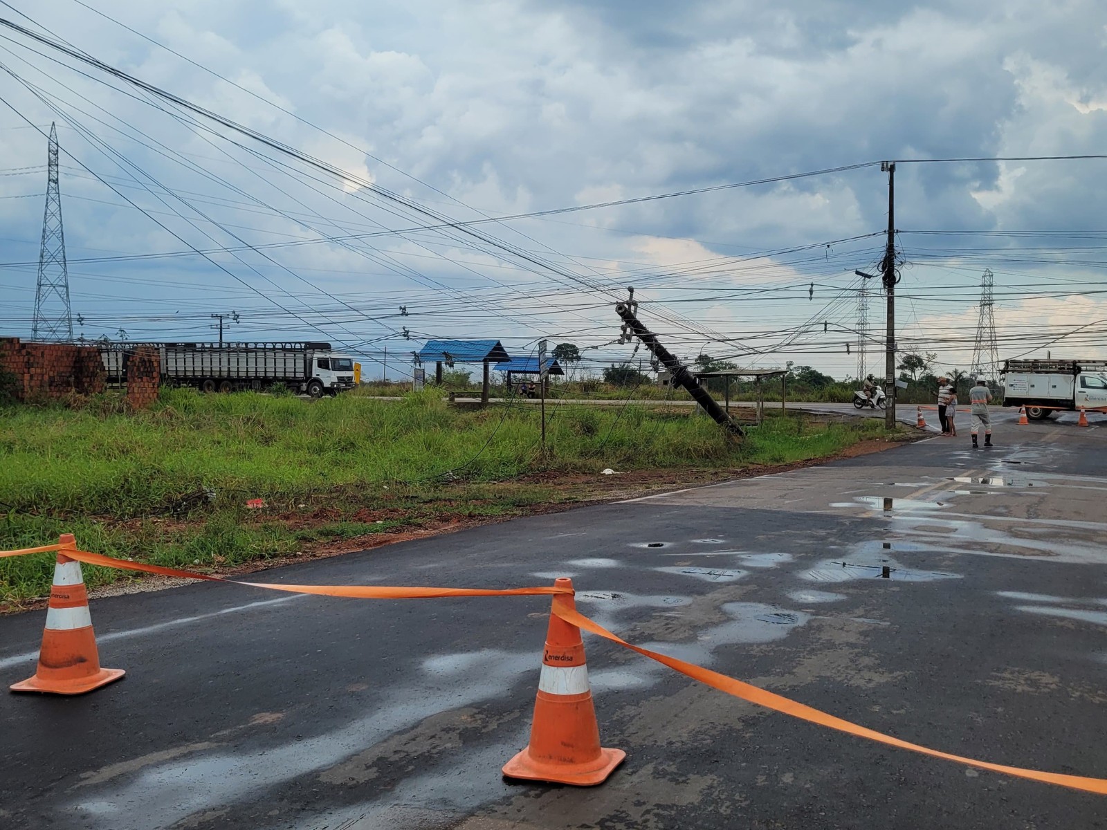 Temporal derruba postes e deixa bairros do Segundo Distrito de Rio Branco sem energia elétrica