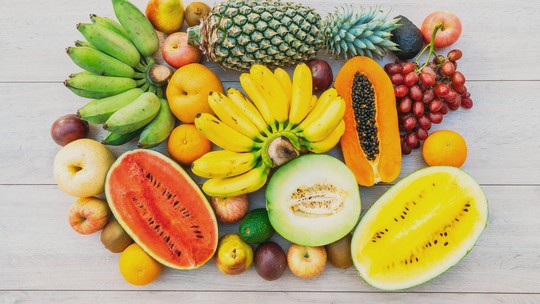 Existem frutas que não podem ser guardadas juntas? Veja dicas para evitar desperdício - Frutas chamadas climatéricas, como banana e mamão, aceleram o amadurecimento uma da outra. Por isso, quando estão juntas, podem acabar estragando antes da hora.