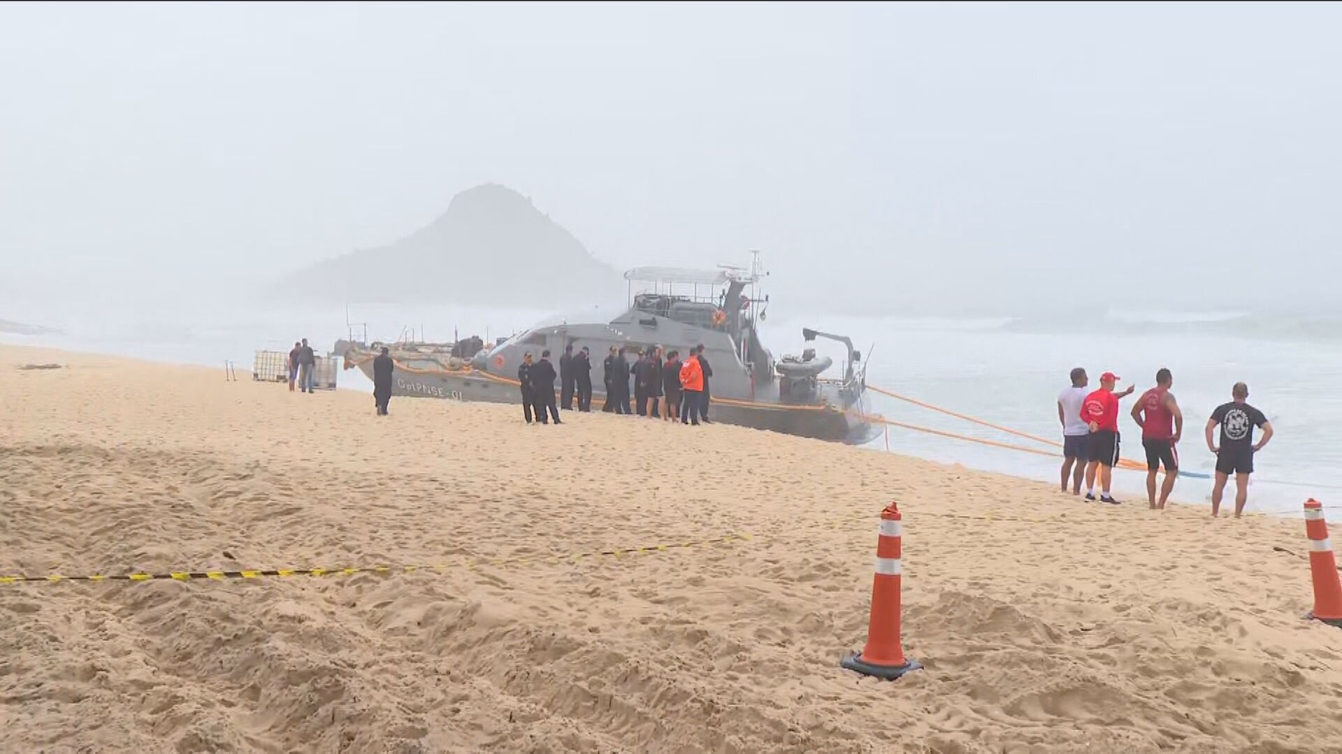 Marinha e bombeiros tentam novamente retirar embarcação encalhada na Praia da Macumba com ajuda de rebocador