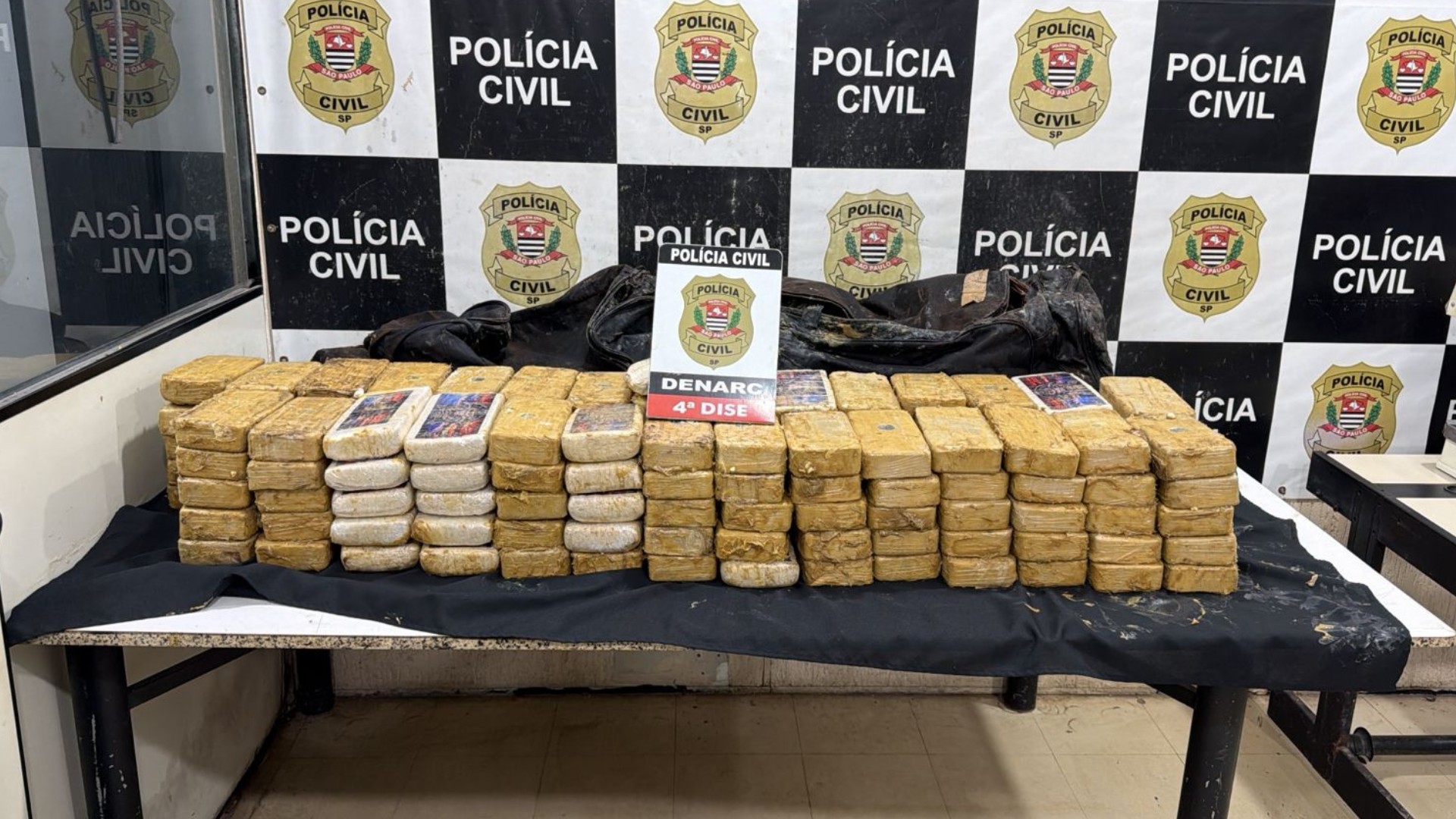 Polícia apreende carga de cocaína escondida em esterco e naftalina dentro de caminhão em São Roque