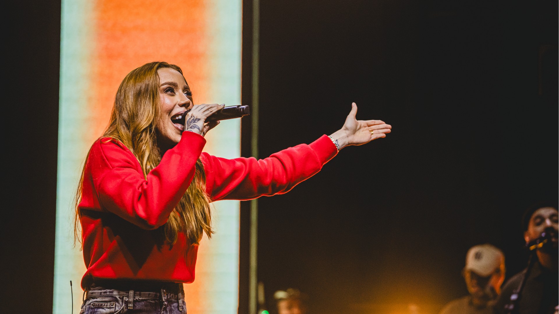 À frente de Ludmilla, Thiaguinho e mais: quem é Julliany Souza, artista gospel mais ouvida do país